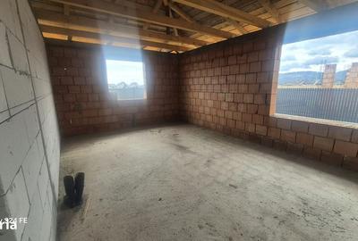 Casă cu 3 camere cu Teren 740 Mp în Dumbrava