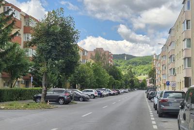 Apartament cu 3 camere semidecomandat în Astra