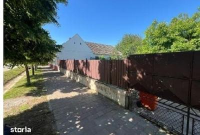 Casă cu 2 camere cu Teren 1178 Mp în Central