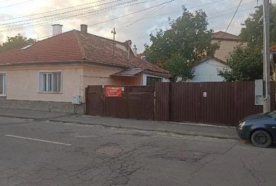 Casă cu 2 camere cu Teren 625 Mp în Central