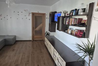 Apartament cu 3 camere semidecomandat în Obor