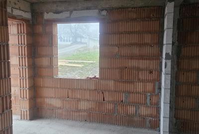 Casă cu 4 camere cu Teren 200 Mp în Central