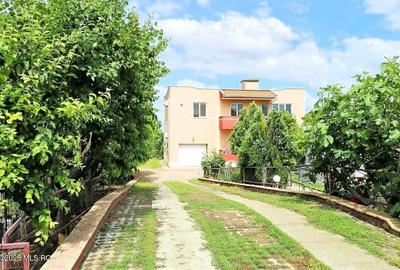 Casă individuală cu 4 camere cu Canalizare în Central - 1