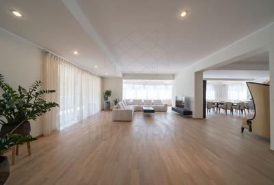 Apartament cu 5 camere decomandat, mobilat în Herăstrău