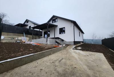 Casă cu 3 camere cu Canalizare în Mărgineni