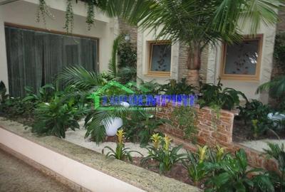 Apartament cu 3 camere decomandat în Km 5 - 2