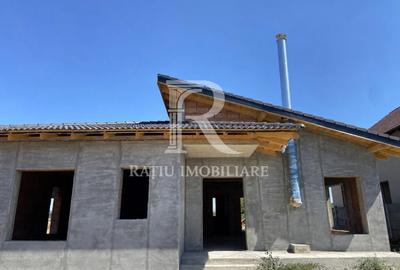 Casă individuală cu 4 camere cu Canalizare în Centura