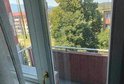 Apartament cu 3 camere decomandat în Petros