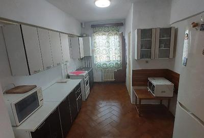 Apartament cu 4 camere semidecomandat în Central