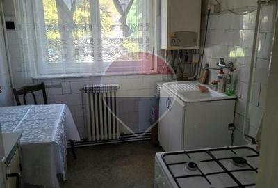 Apartament cu 3 camere semidecomandat în Est