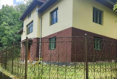 Casă cu 4 camere în Central