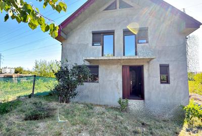 Casă cu 5 camere cu Teren 700 Mp în Smârdan