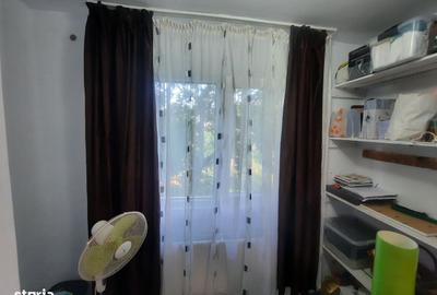 Apartament cu 3 camere semidecomandat în Micro 15