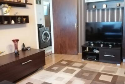 Apartament cu 3 camere semidecomandat în Bucur Obor