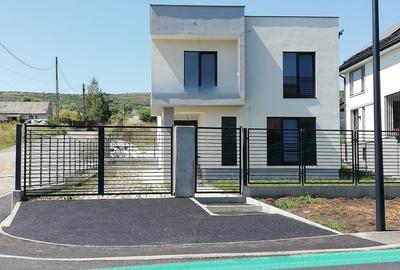 Casă individuală cu 4 camere cu Canalizare în Iris