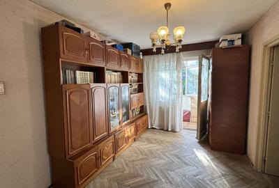 Apartament cu 3 camere semidecomandat în Km 4-5