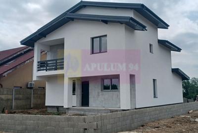 Casă individuală cu 5 camere cu Canalizare în Săbăreni