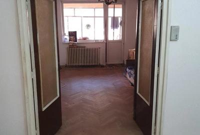 Apartament cu 4 camere semidecomandat în Mărăței