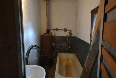 Casă cu 3 camere în Vânători