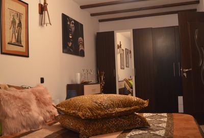 Apartament cu 2 camere semidecomandat, mobilat în Central