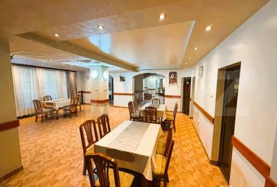 Casă cu 17 camere cu Teren 1324 Mp în Central