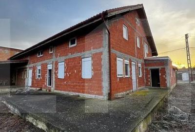 Casă cu 4 camere cu Teren 1000 Mp în Peciu Nou