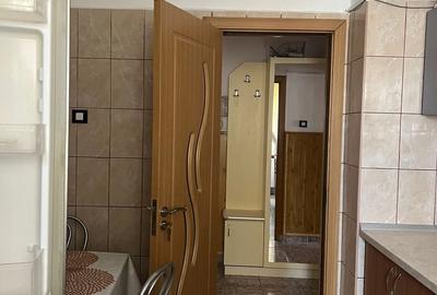 Apartament cu 3 camere decomandat în Calea București