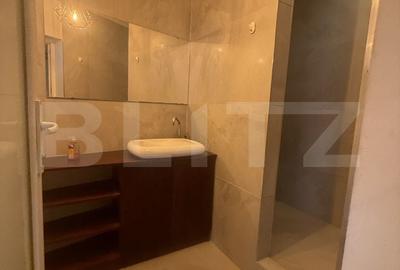 Casă cu 8 camere cu Teren 400 Mp în Central