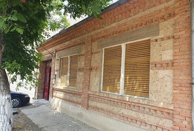 Casă cu 7 camere cu Teren 900 Mp în Central - 4