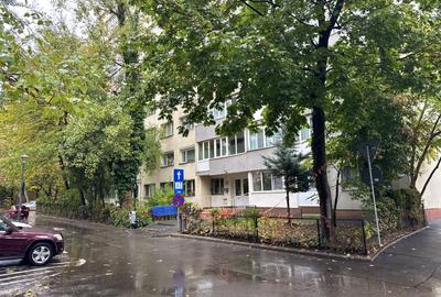 Apartament cu 3 camere decomandat, mobilat în Berceni
