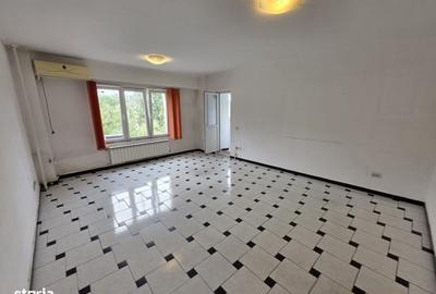 Apartament cu 3 camere decomandat în Titan