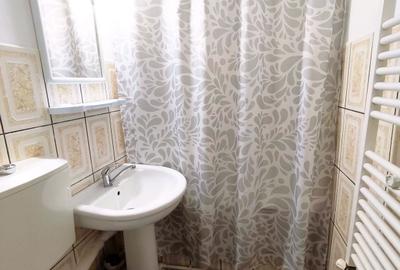 Apartament cu 3 camere semidecomandat, mobilat în Exterior Vest