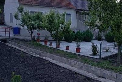Casă cu 2 camere semidecomandat cu Teren 75 Mp în Central