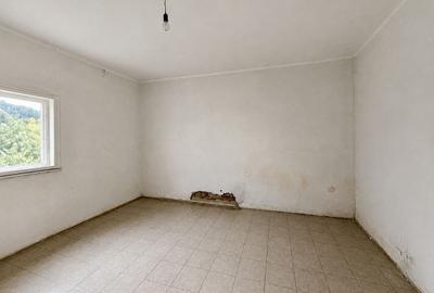 Casă individuală cu 7 camere cu Canalizare în Pârneava