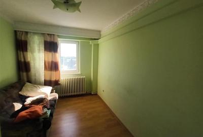 Apartament cu 3 camere decomandat în Viziru 3