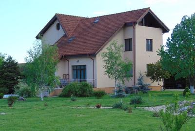 Casă individuală cu 6 camere cu Canalizare în Gulia