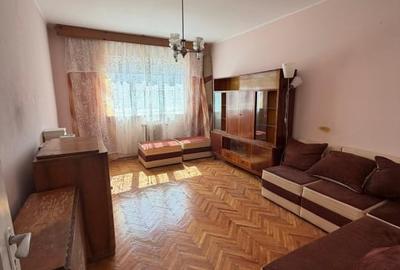 Apartament cu 3 camere decomandat, mobilat în Est