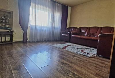 Apartament cu 3 camere decomandat în Drumul Sării