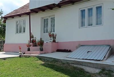 Casă cu 4 camere în Onești