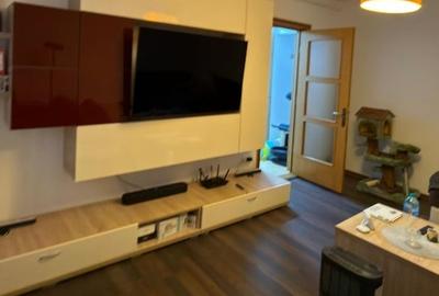 Apartament cu 2 camere decomandat, mobilat în Casa de Cultură
