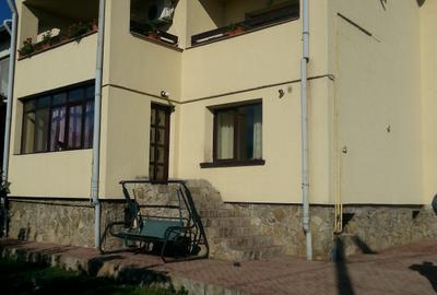Casă individuală cu 10 camere cu Teren 600 Mp în Central - 1